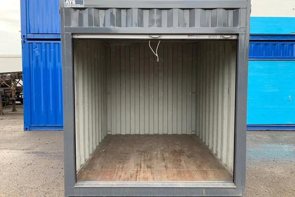 28 Versandcontainer mit Rolltor