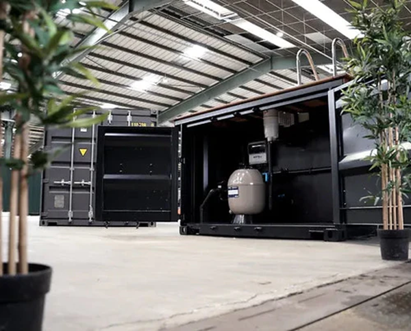 Als Schwimmbecken umgebauter Container – 20 Fuß