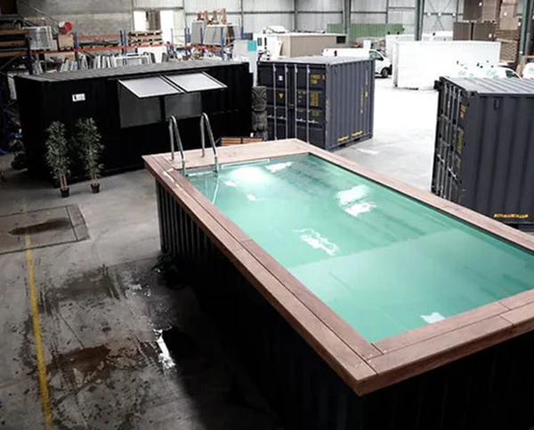 Als Schwimmbecken umgebauter Container – 20 Fuß