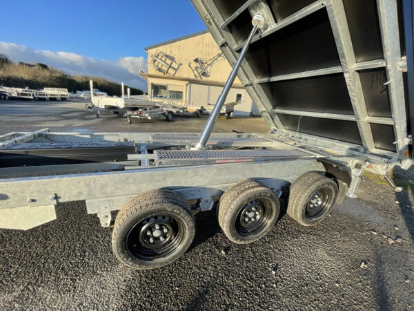 Saris K3 406 x 204 Dreiseiten-Kippanhänger, 3500 kg, dreiachsig, mit Bremsen, Blattfedern