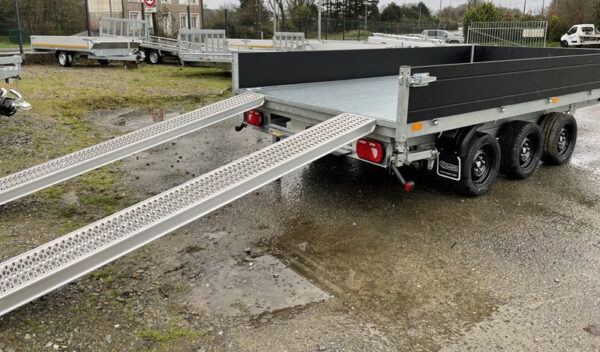 Saris K3 406 x 204 Dreiseiten-Kippanhänger, 3500 kg, dreiachsig, mit Bremsen, Blattfedern