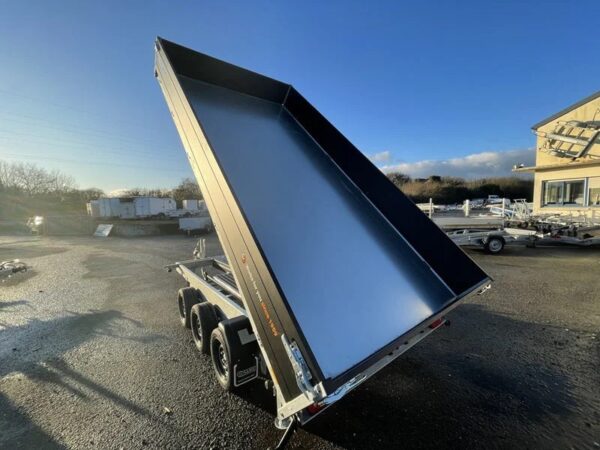 Saris K3 406 x 204 Dreiseiten-Kippanhänger, 3500 kg, dreiachsig, mit Bremsen, Blattfedern