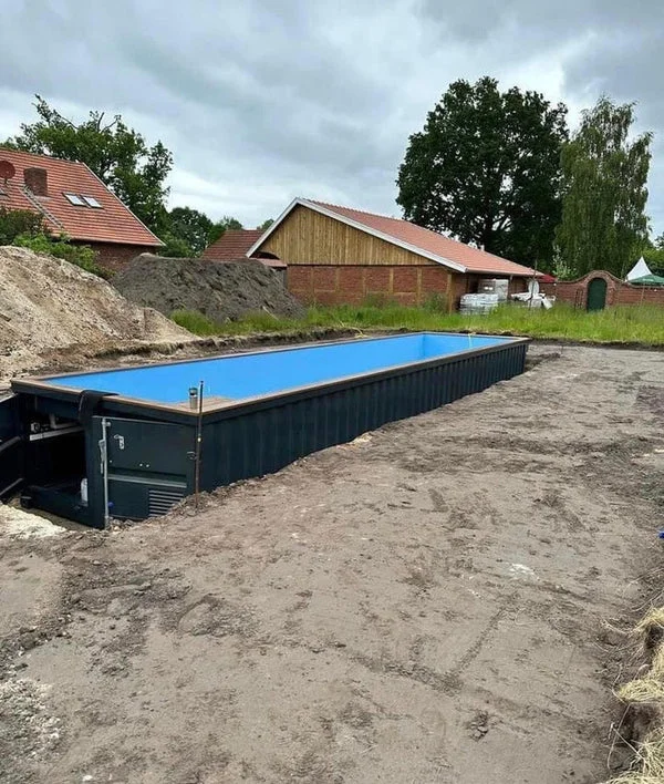 Ein Schiffscontainer wurde zum Swimmingpool umgebaut – 12 Meter