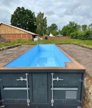 Ein Schiffscontainer wurde zum Swimmingpool umgebaut – 12 Meter