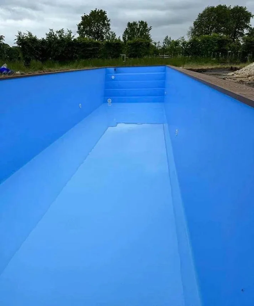 Ein Schiffscontainer wurde zum Swimmingpool umgebaut – 12 Meter