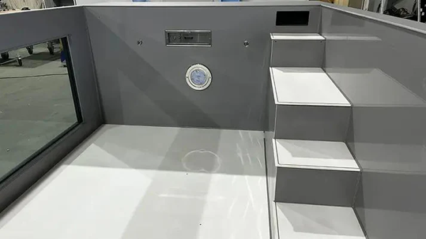 Schwimmbecken aus Polypropylen mit den Maßen 6,5 m x 2,5 m und einem 4 m breiten Fenster