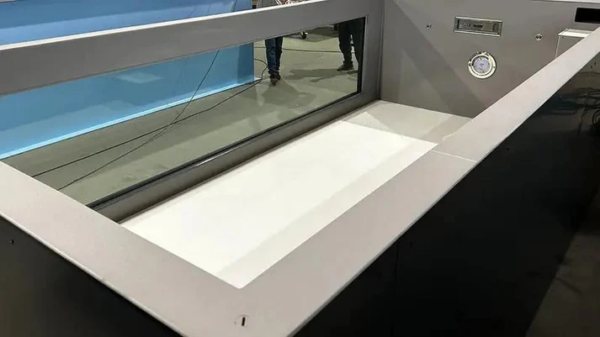 Schwimmbecken aus Polypropylen mit den Maßen 6,5 m x 2,5 m und einem 4 m breiten Fenster