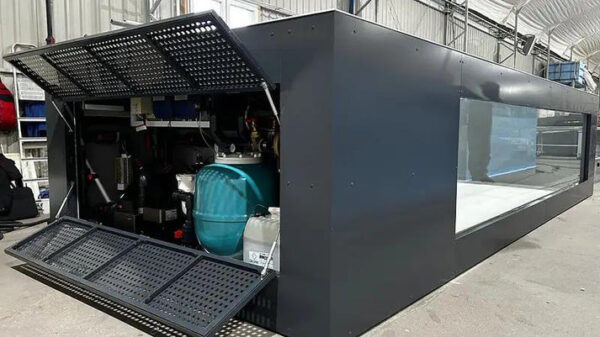 Schwimmbecken aus Polypropylen mit den Maßen 6,5 m x 2,5 m und einem 4 m breiten Fenster