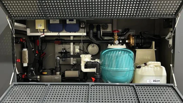 Schwimmbecken aus Polypropylen mit den Maßen 6,5 m x 2,5 m und einem 4 m breiten Fenster