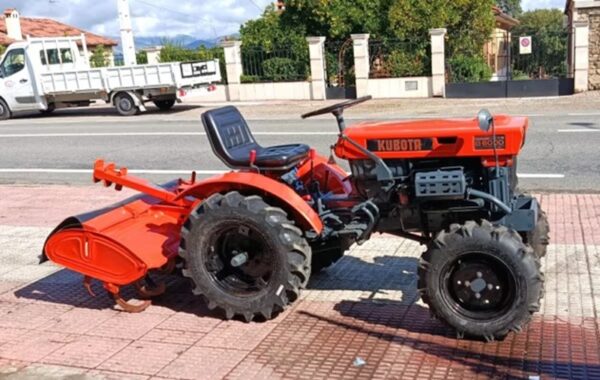 Kubota B 6000. 4x4. Mit Furchenpflug. Kostenloser Versand.